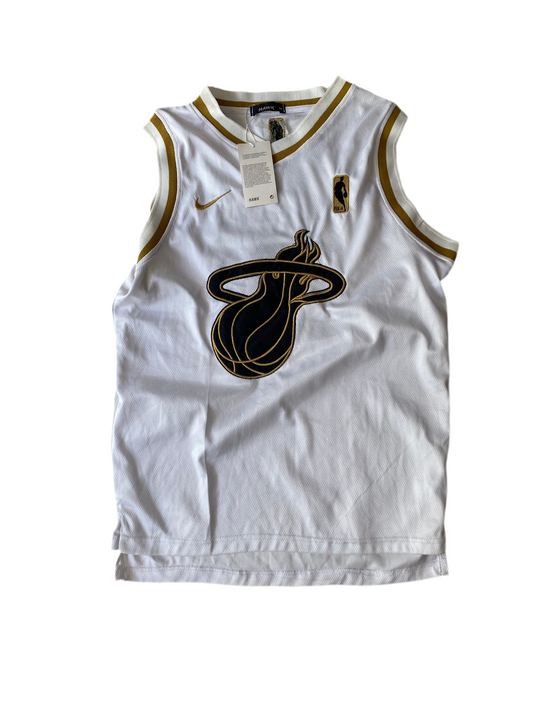 Sleeveless T-shirt
