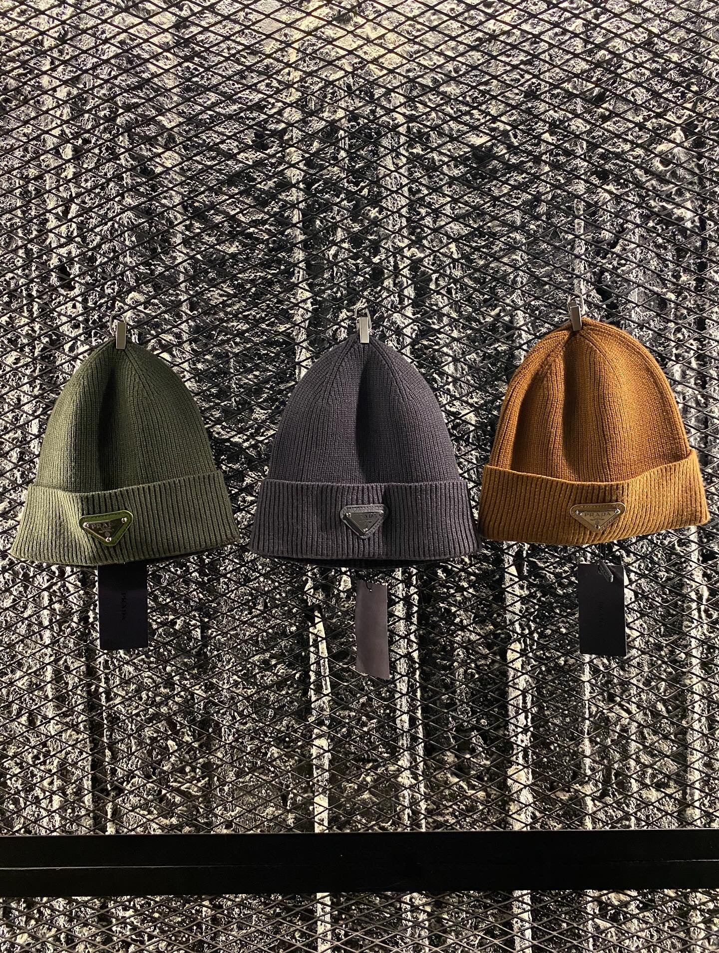 Beanies Prada