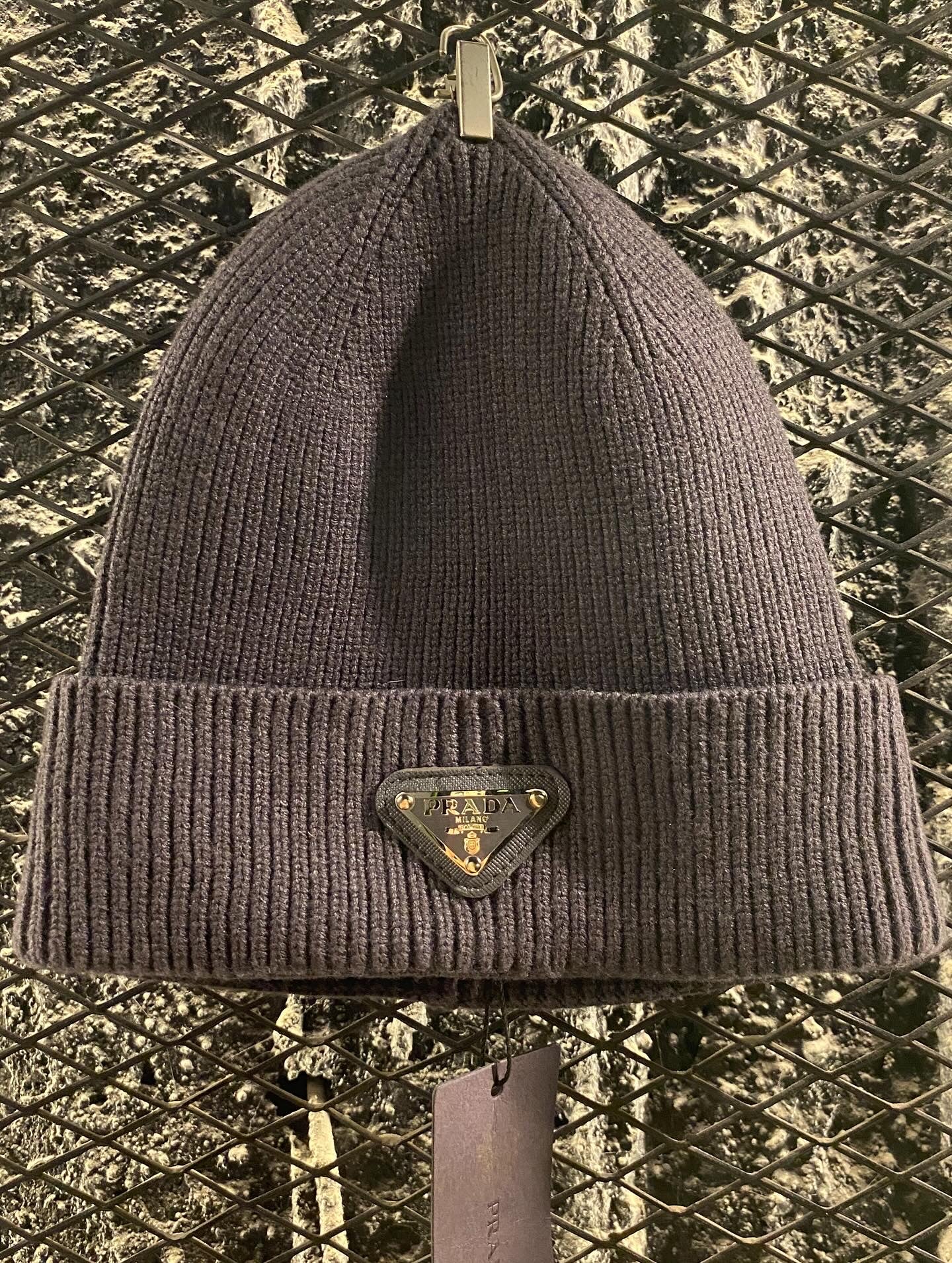 Beanies Prada